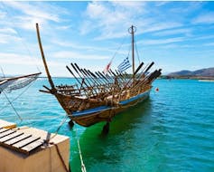 (A boat seen on a river)