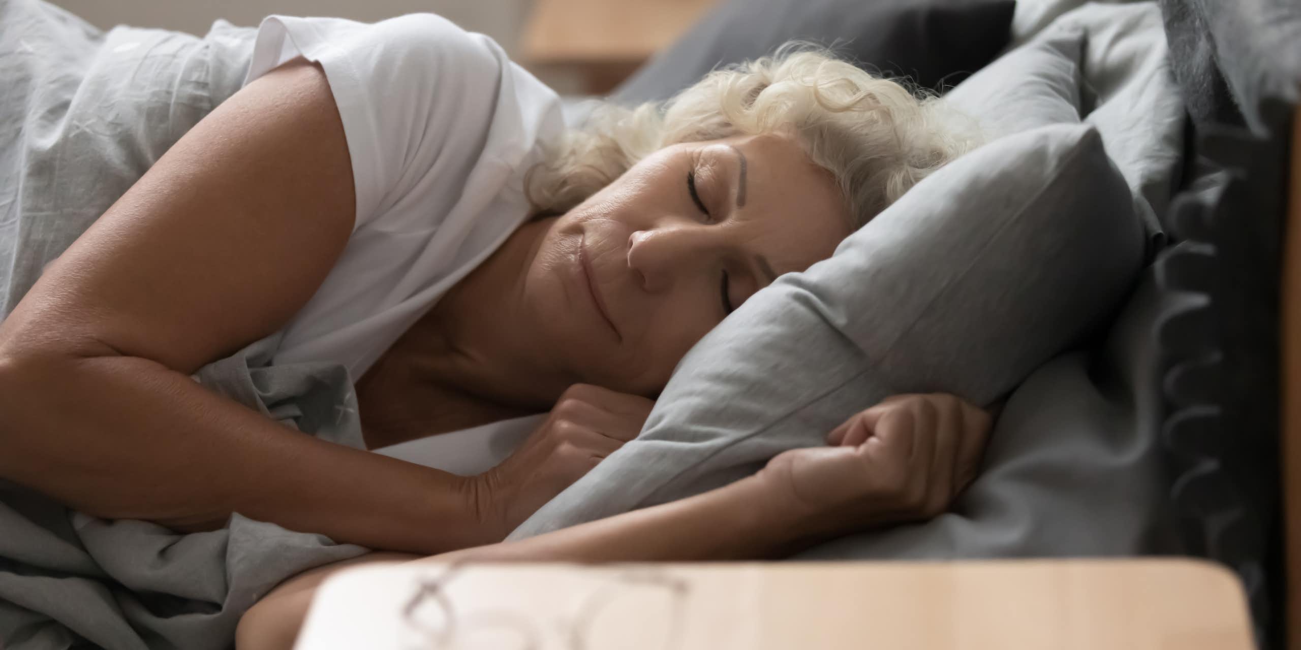 Une femme âgée en train de dormir dans un lit
