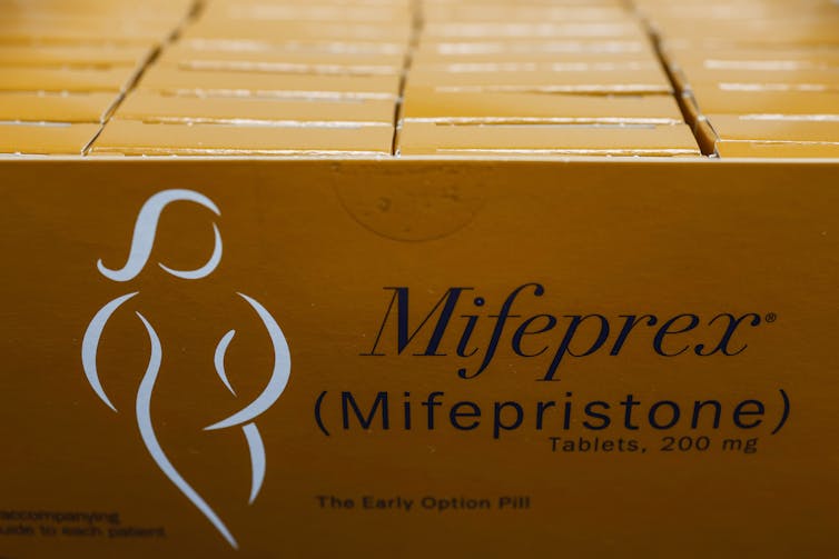 Cajas naranjas de un medicamento llamado Mifepristona.