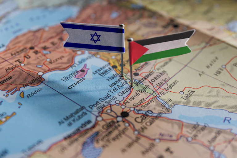Israli and Palestinian flags and maps