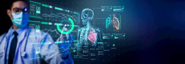 Un professionnel de santé muni d'un casque chirurgical pointe du doigt un pourcentage sur un écran futuriste qui symbolise les prédictions faites par des algorithmes d'intelligence artificielle.
