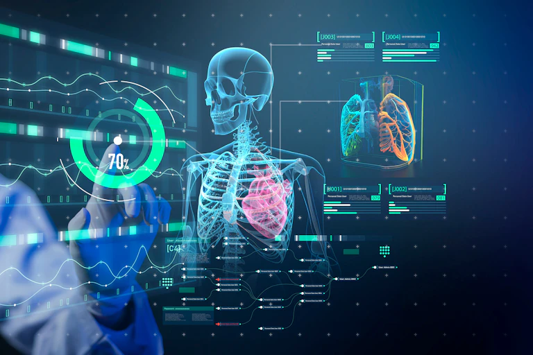 Un professionnel de santé muni d'un casque chirurgical pointe du doigt un pourcentage sur un écran futuriste qui symbolise les prédictions faites par des algorithmes d'intelligence artificielle.