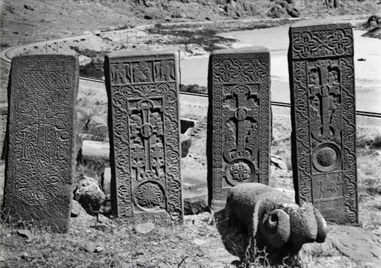 Fotografía de 1915 de varias _jachkar_ en el cementerio armenio de Yulfa. Hoy no queda rastro del cementerio.