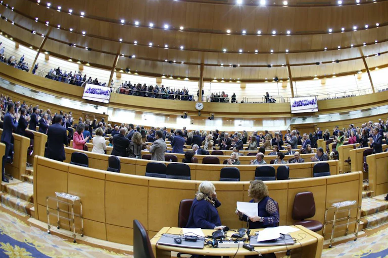 Los diputados e invitados en las tribunas del Congreso de los Diputados.