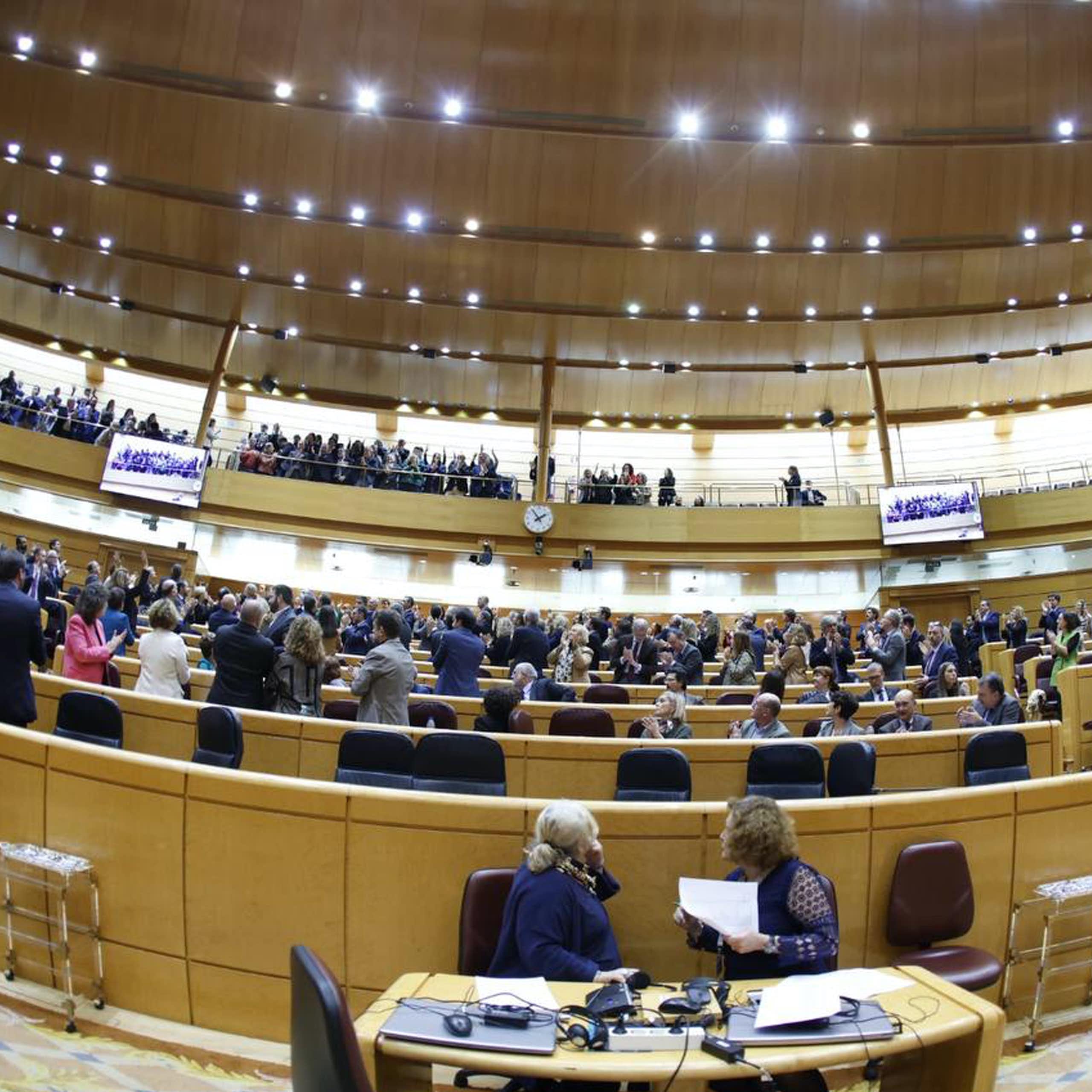 Los diputados e invitados en las tribunas del Congreso de los Diputados.