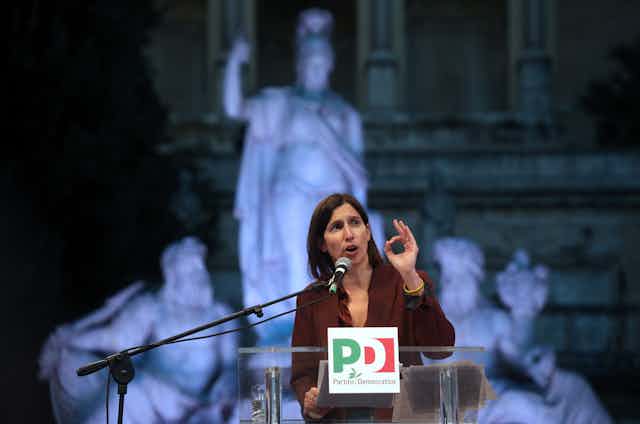 Elly Schlein prononce un discours sur la Piazza des Popolo à Rome.