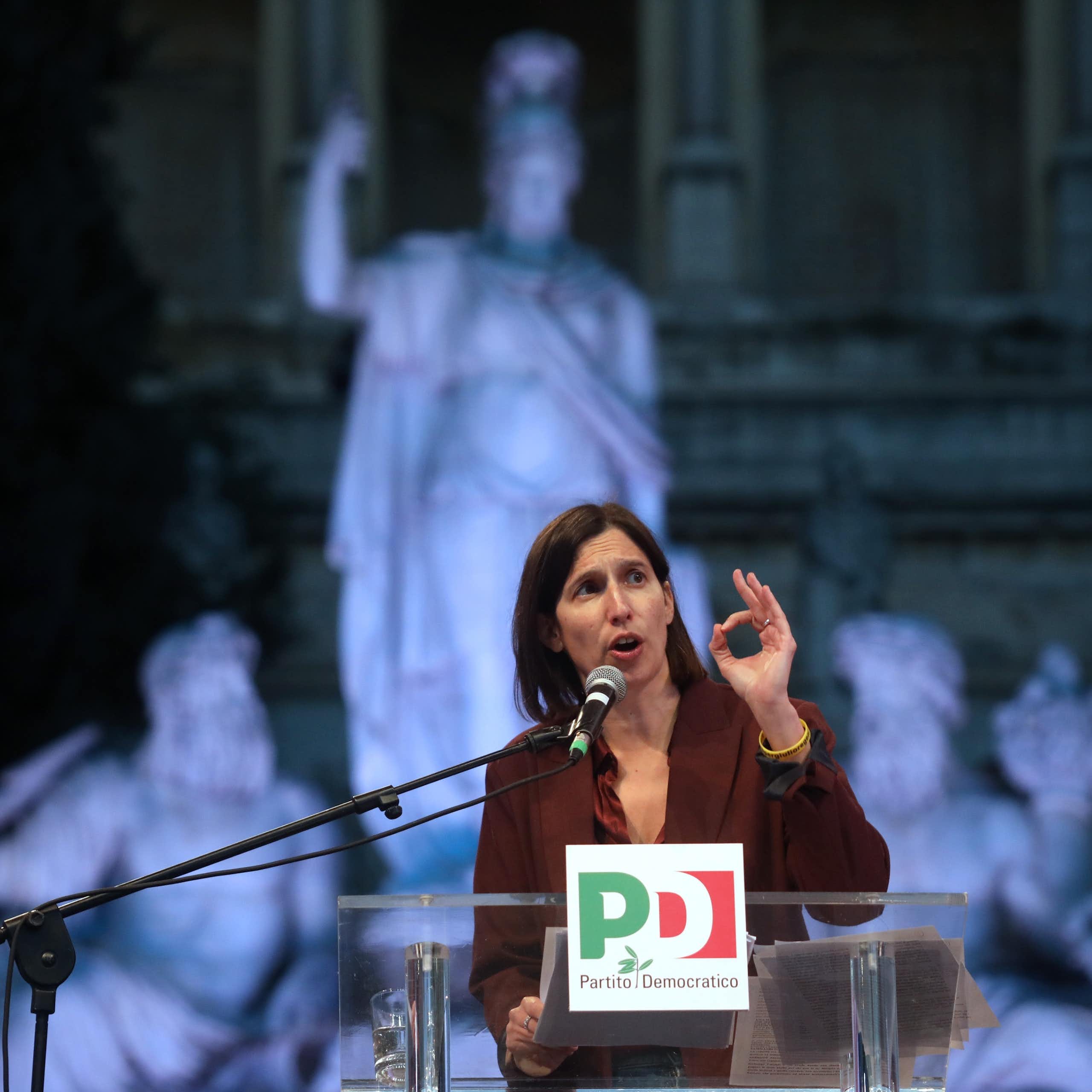 Elly Schlein prononce un discours sur la Piazza des Popolo à Rome.