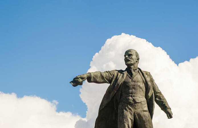 Lenin: cien años del mito revolucionario momificado