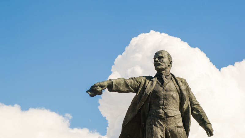Lenin: cien años del mito revolucionario momificado