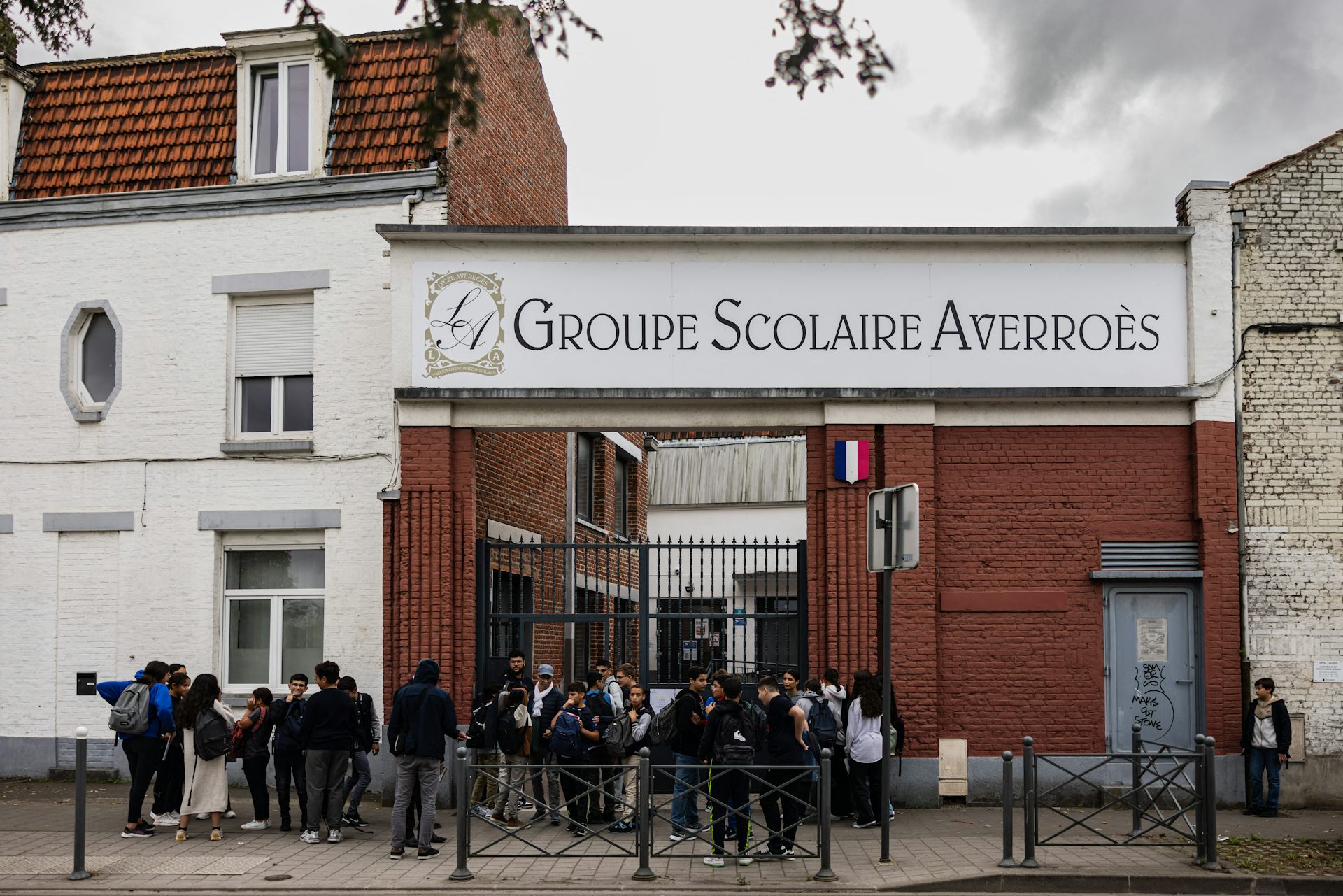 Des élèves quittent le lycée Averroes à Lille, dans le nord de la France, le 28 septembre 2023