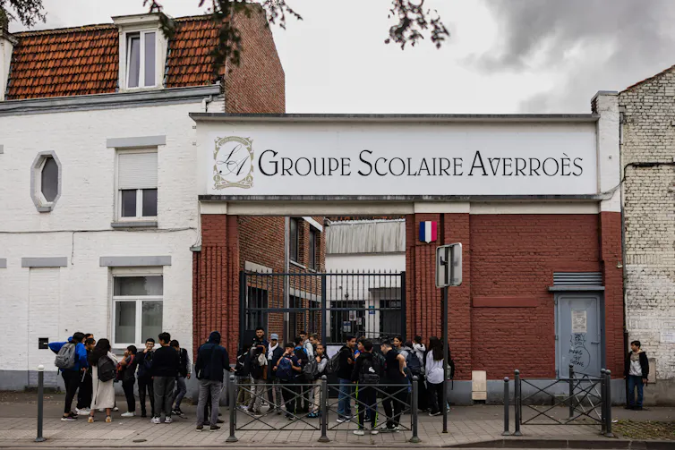 Des élèves quittent le lycée Averroes à Lille, dans le nord de la France, le 28 septembre 2023