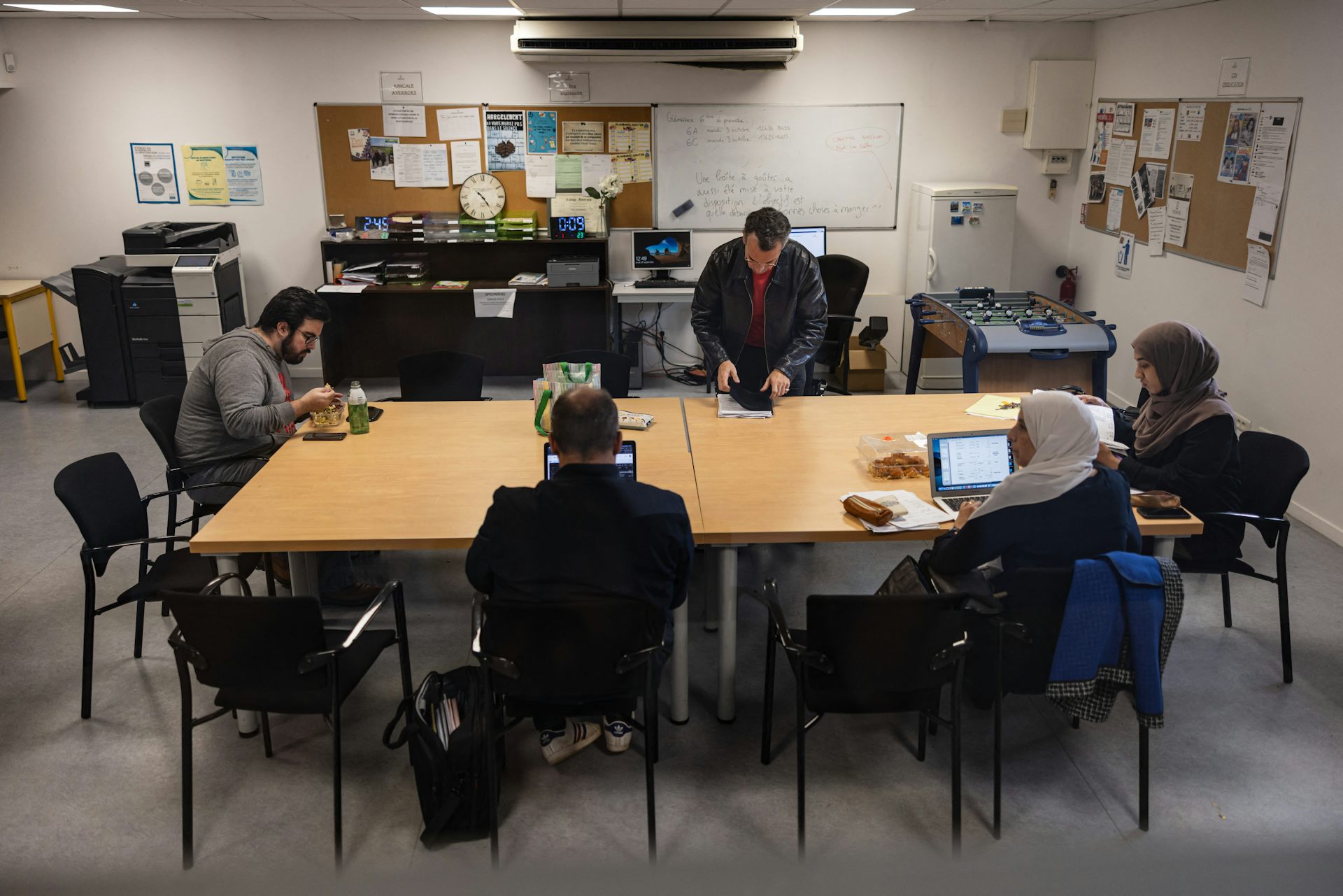 Des enseignants dans la salle des professurs au lycée Averroes à Lille. Fondé il y a 20 ans dans le sillage de l’interdiction du voile à l’école, Averroès fût le premier lycée musulman sous contrat en France