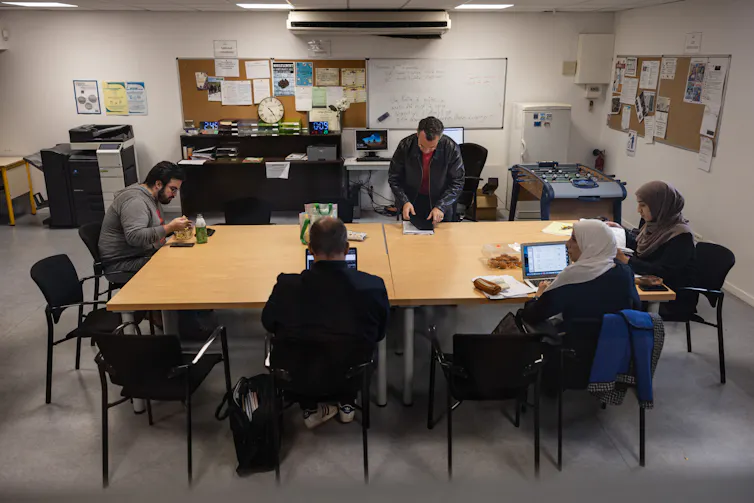 Des enseignants dans la salle des professurs au lycée Averroes à Lille. Fondé il y a 20 ans dans le sillage de l’interdiction du voile à l’école, Averroès fût le premier lycée musulman sous contrat en France