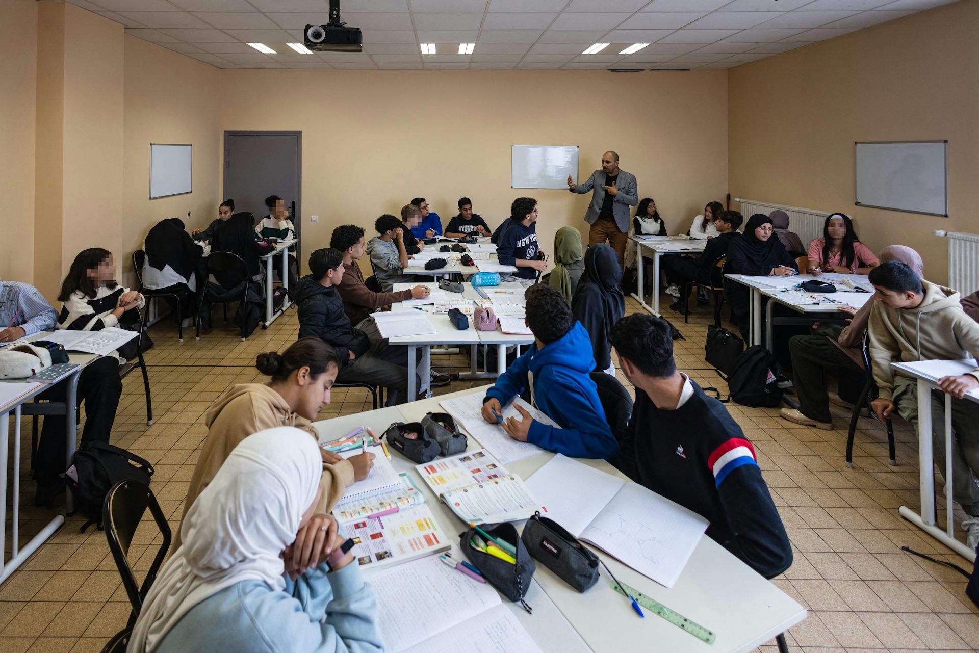 Des élèves assistent à un cours au lycée Averroes à Lille, dans le nord de la France, le 28 septembre 2023