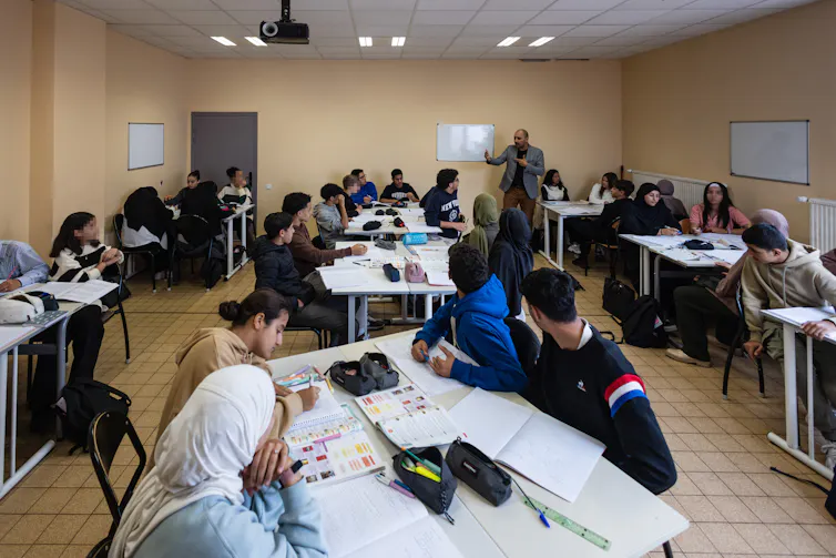 Des élèves assistent à un cours au lycée Averroes à Lille, dans le nord de la France, le 28 septembre 2023