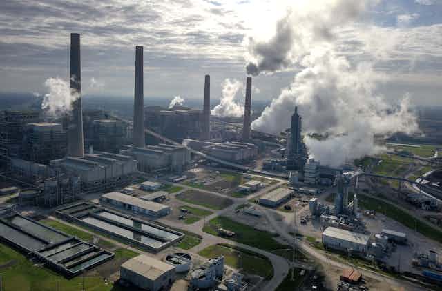 vue aérienne sur un projet de capture du carbone conçu pour réduire les émissions de carbone provenant de l'une des chaudières d'une centrale électrique au charbon aux Etats-Unis
