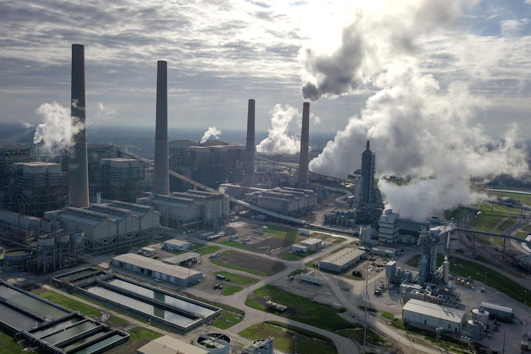 vue aérienne sur un projet de capture du carbone conçu pour réduire les émissions de carbone provenant de l'une des chaudières d'une centrale électrique au charbon aux Etats-Unis