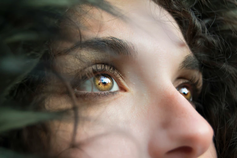 Gros plan sur le regard d'une femme.
