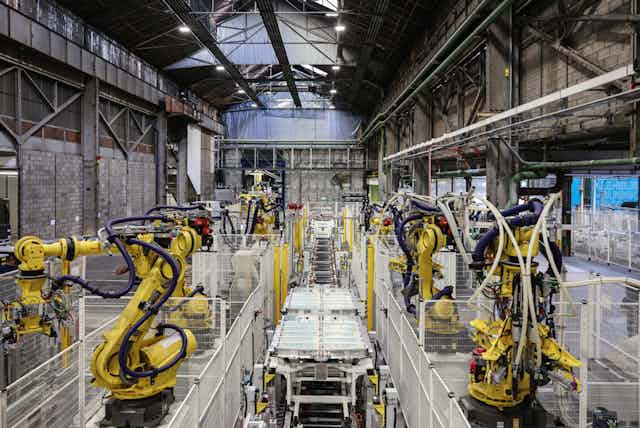 Chaîne de production de la nouvelle voiture électrique Peugeot e-3008 à l'usine Stellantis de Sochaux (Doubs).