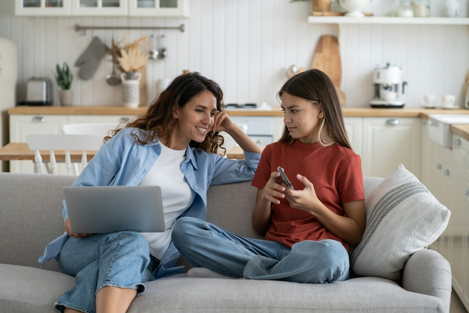 Adolescente cachant à sa mère des messages sur son téléphone portable