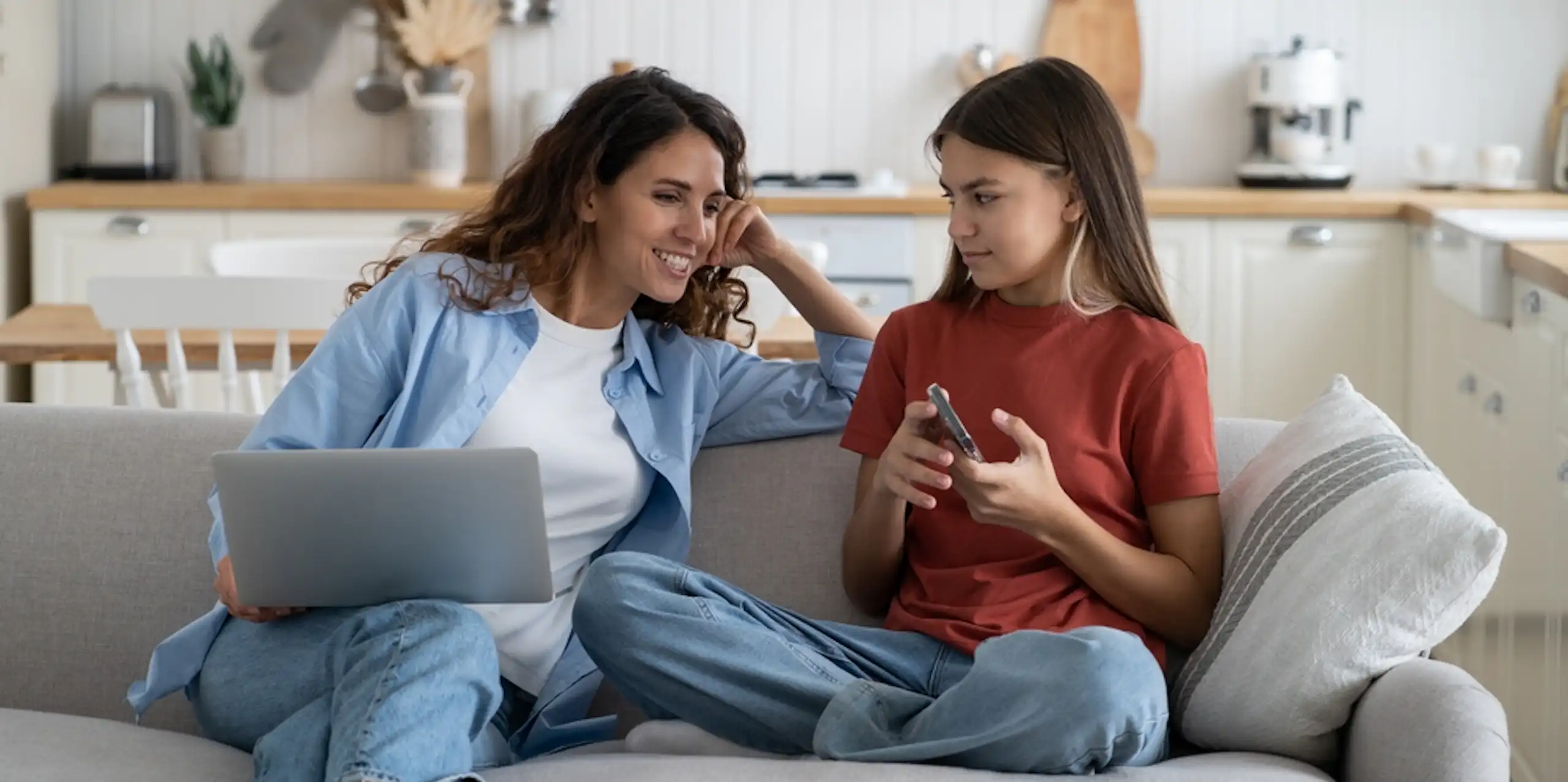 Adolescente cachant à sa mère des messages sur son téléphone portable