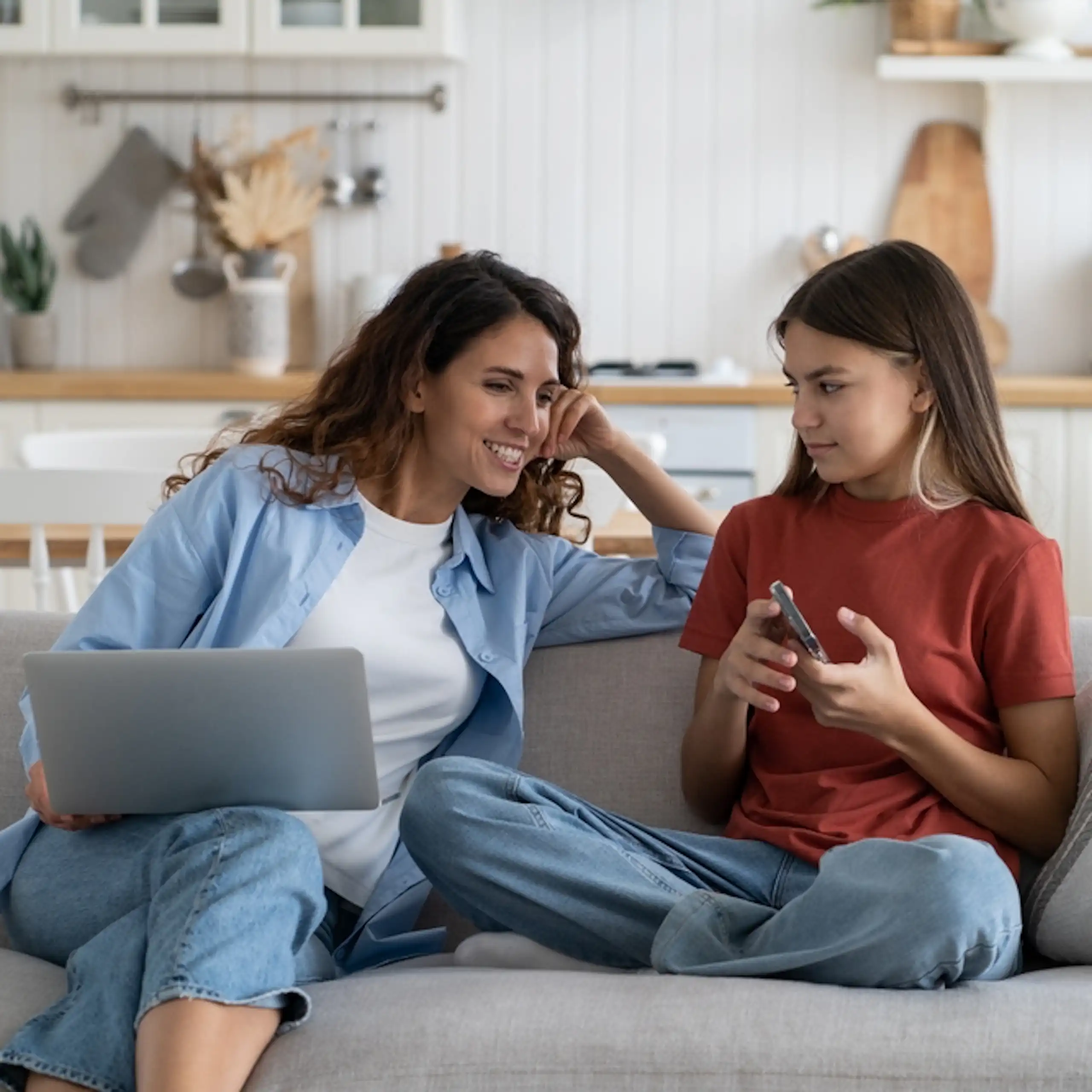 Adolescente cachant à sa mère des messages sur son téléphone portable