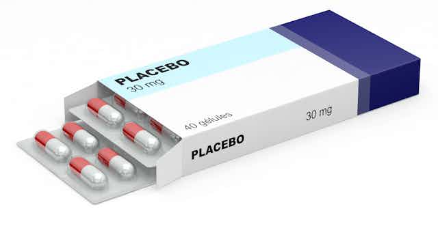 Uma caixa de comprimidos com o rótulo escrito "placebo"