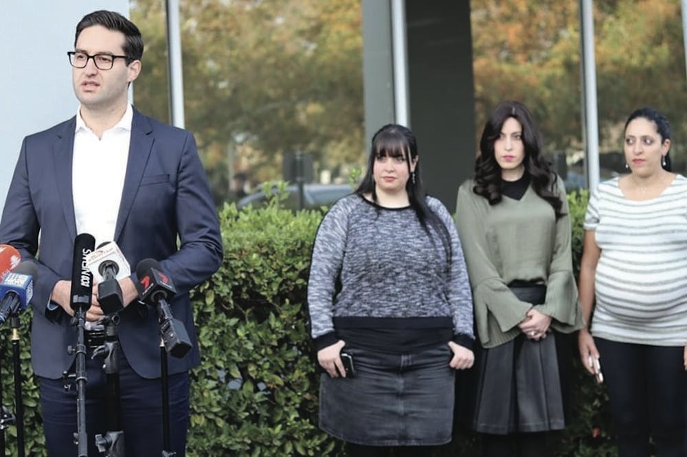 Kayaken qizlar porno video Men yalangoch ayolni sikishayotganini kordim.