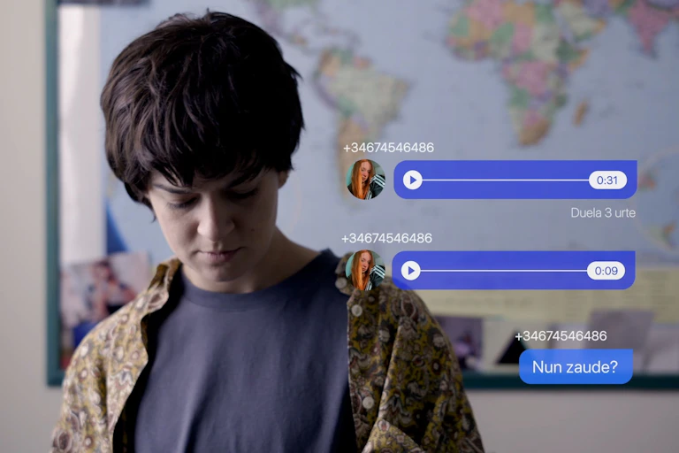 Fotograma en el que se ve a una chica consultando el móvil e imágenes del chat del teléfono incrustadas en la pantalla.