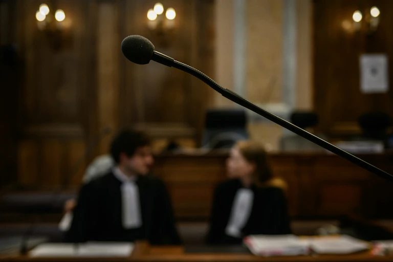 Des avocats attendent le début de la première journée d'un procès.
