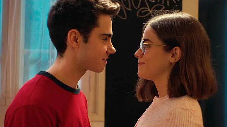 Un chico adolescente mira fijamente a una chica.