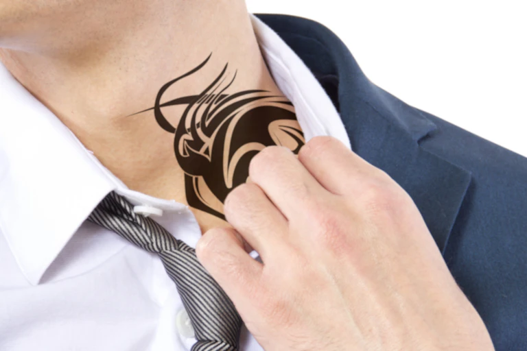 Homme d'affaire tatoué