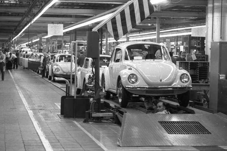 Cadena de montaje del Volkswagen Beetle en la fábrica de Wolfsburg, 1973.