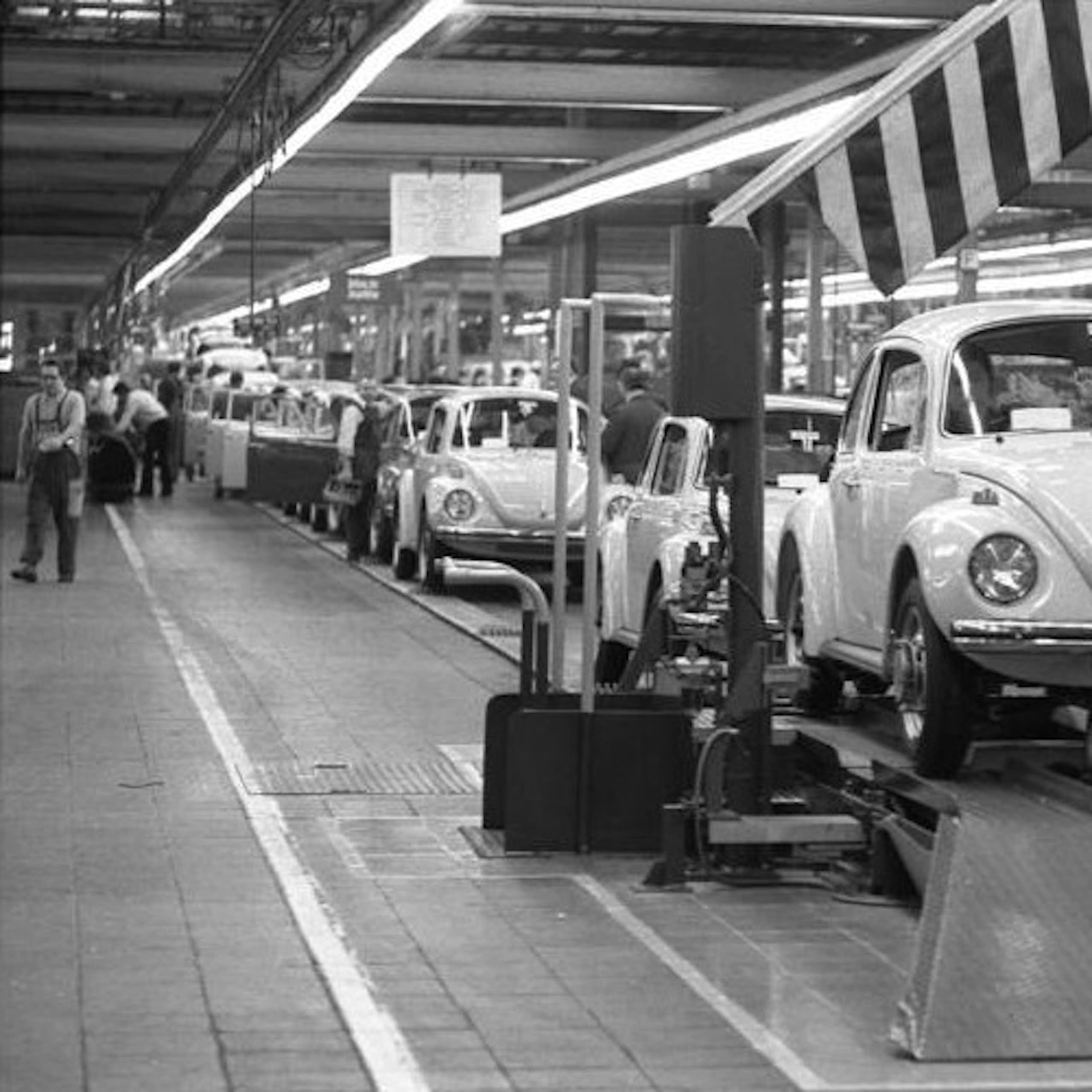 Cadena de montaje del Volkswagen Beetle en la fábrica de Wolfsburg, 1973.