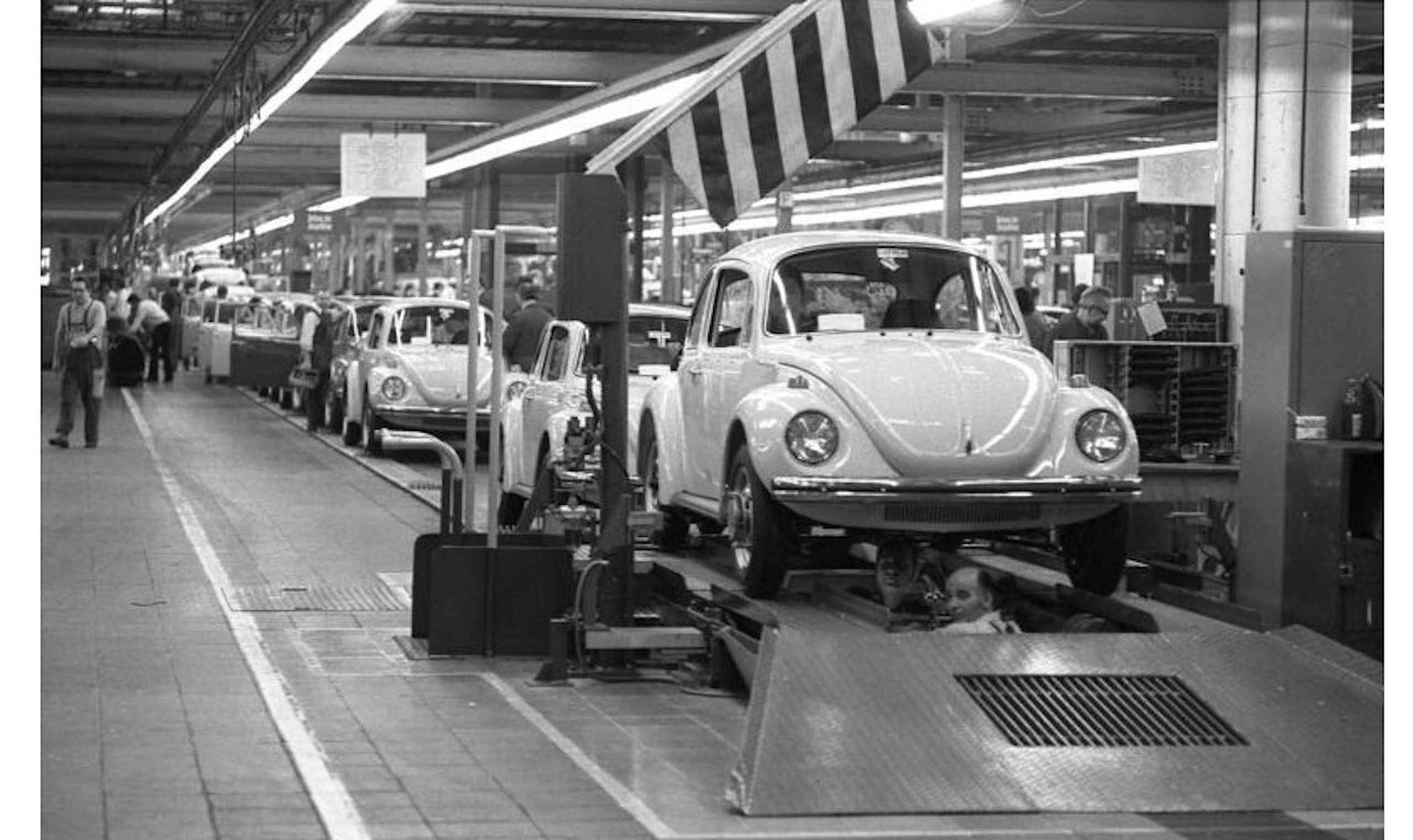 Cadena de montaje del Volkswagen Beetle en la fábrica de Wolfsburg, 1973.