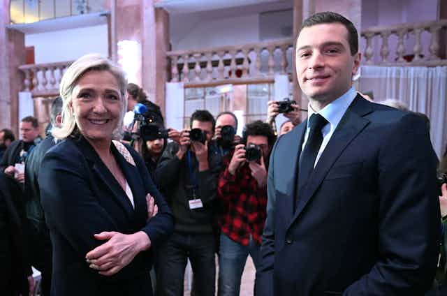 Marine Le Pen et Jordan Bardella, leaders du parti d'extrême droite Rassemblement national posent pour les photographes après les vœux de Jordan Bardella pour la nouvelle année, le 15 janvier 2024.