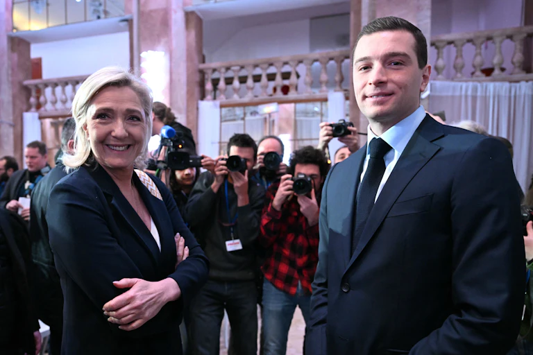 Marine Le Pen et Jordan Bardella, leaders du parti d'extrême droite Rassemblement national posent pour les photographes après les vœux de Jordan Bardella pour la nouvelle année, le 15 janvier 2024.