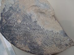 Ένα κομμάτι πέτρας με αρχαία ελληνική επιγραφή στην επιφάνειά του