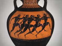 Ένα αρχαίο ελληνικό αγγείο που απεικονίζει πέντε άνδρες, ζωγραφισμένους με μαύρο μελάνι, να τρέχουν σε πήλινο φόντο