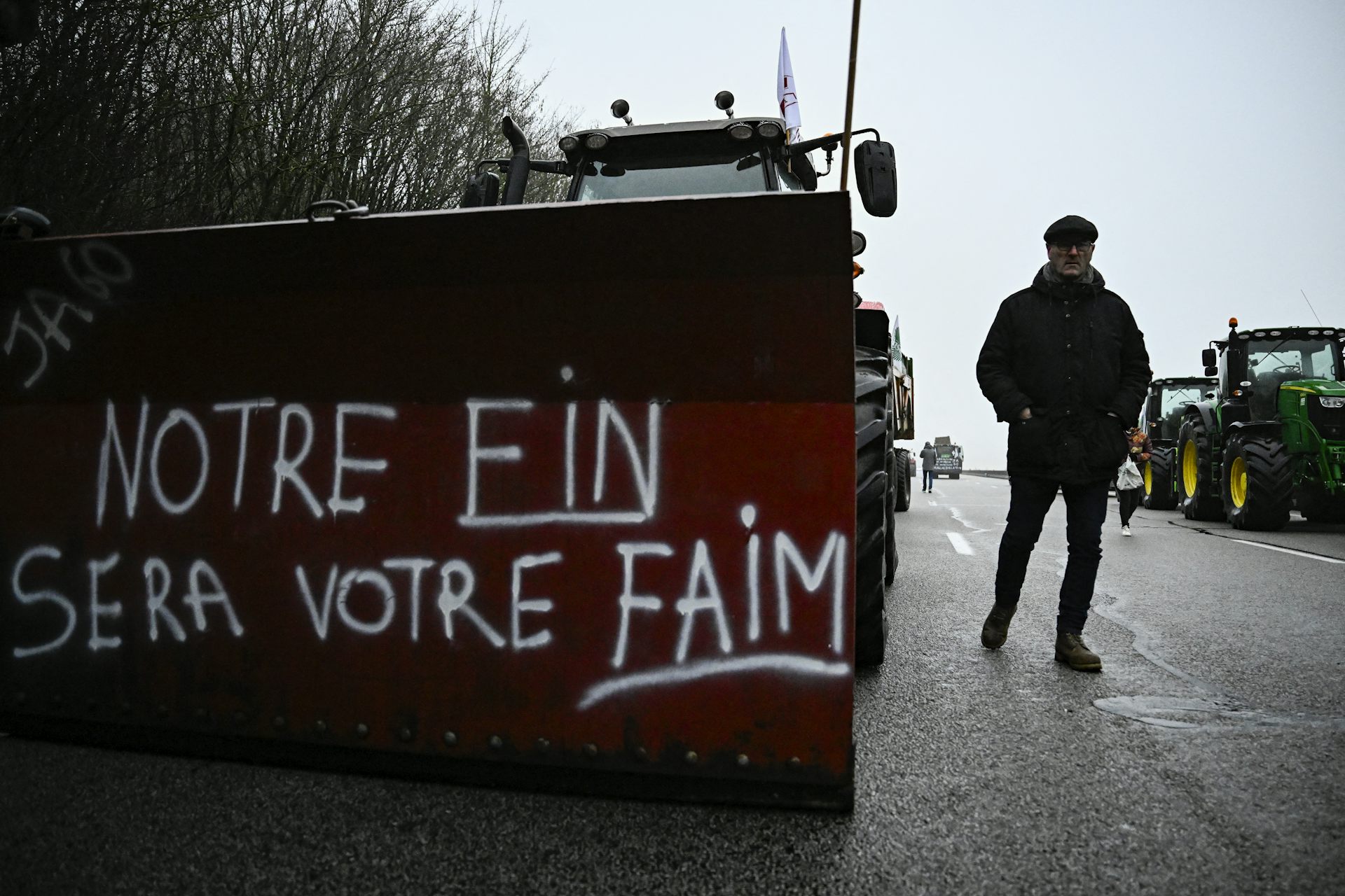 Beauvais le 23 janvier. Un manifestant marche sur l’A16 bloquée, suite à l’appel du syndicat FNSEA