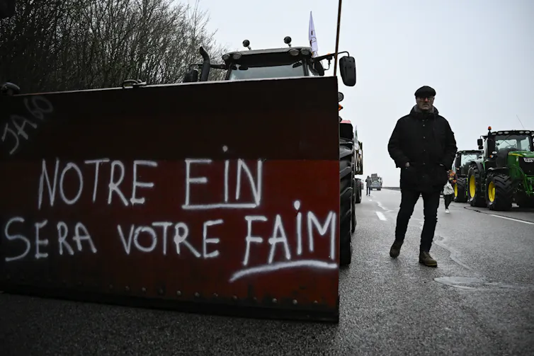 Beauvais le 23 janvier. Un manifestant marche sur l’A16 bloquée, suite à l’appel du syndicat FNSEA