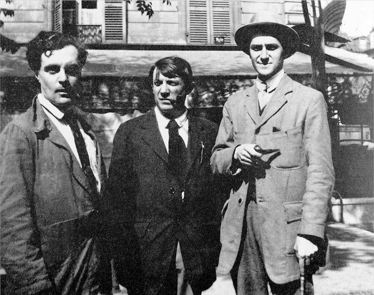 Picasso también socializaba. Aquí, en el centro, junto a Modigliani y André Salmon delante del Café de la Rotonde, París.