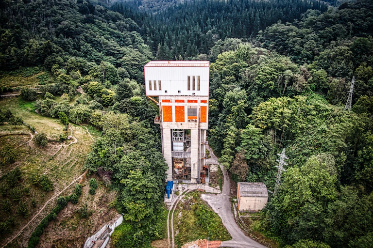 Ascensor de entrada a una mina de carbón rodeado de bosque.