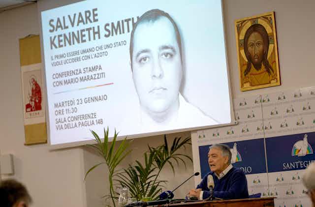 A large poster in Italian with the words: Save Kenneth SMith, referring to the death by hydrogen poisoning of a convicted murdered in the US