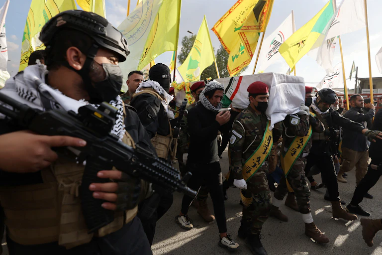 Hommes armés portant un cercueil et des drapeaux