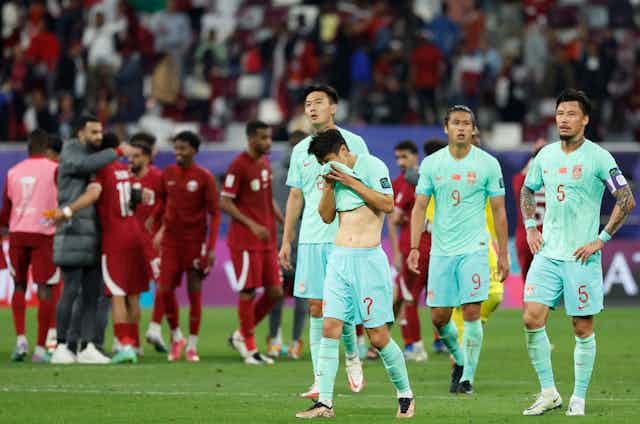 Joueurs chinois quittant le terrain après une défaite