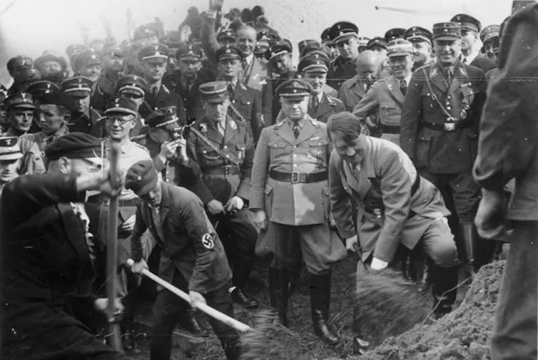 Le chancelier allemand Adolf Hitler inaugure le chantier d’une autoroute en 1933