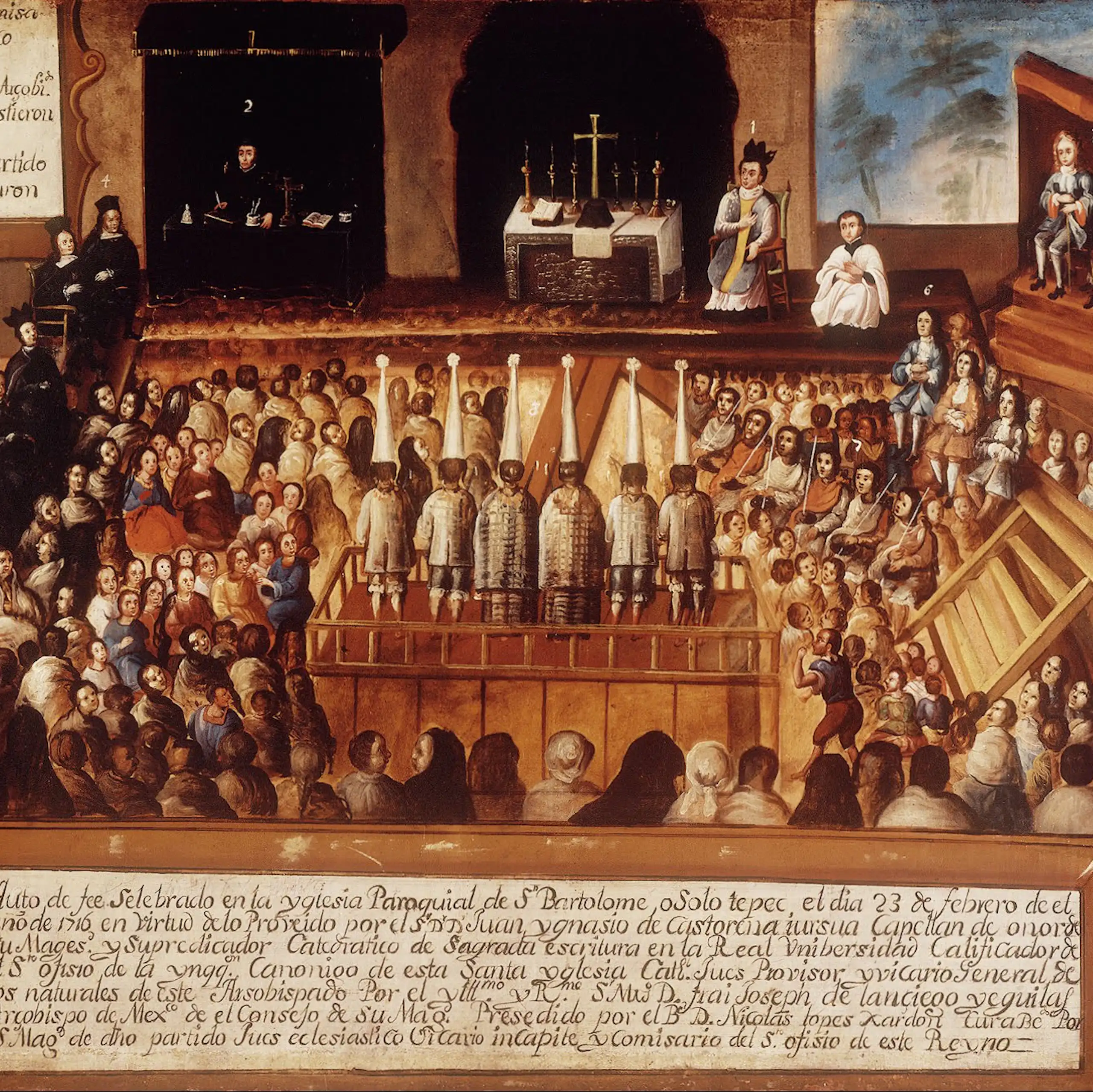 Un cuadro de colores desvaídos muestra a una multitud de personas en el exterior rodeando una plataforma en la que hay seis personas de pie con sombreros blancos puntiagudos.