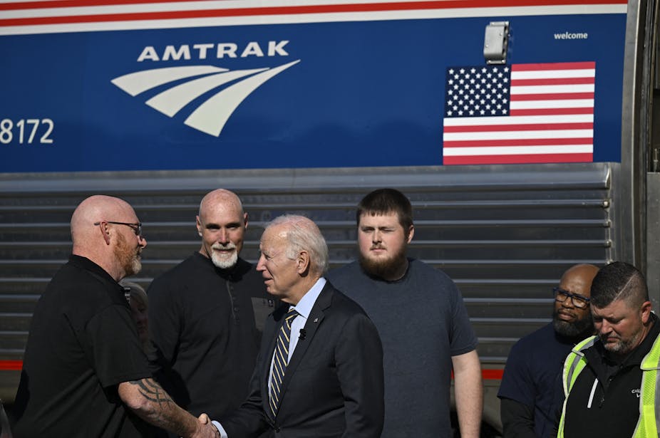 Joe Biden serre la main de plusieurs ouvriers de la compagnie ferroviaire Amtrak
