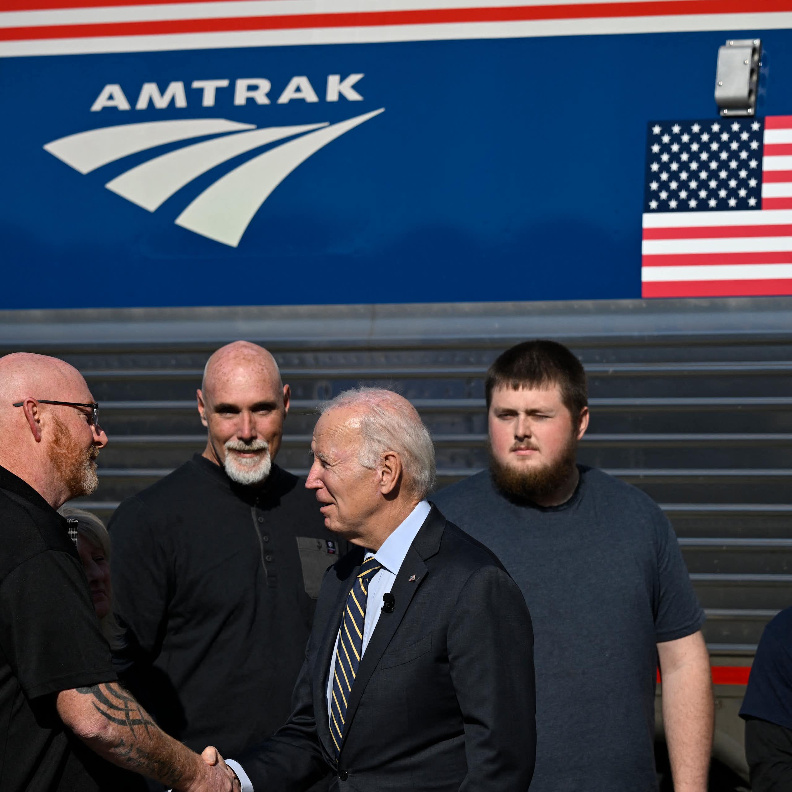 Joe Biden serre la main de plusieurs ouvriers de la compagnie ferroviaire Amtrak